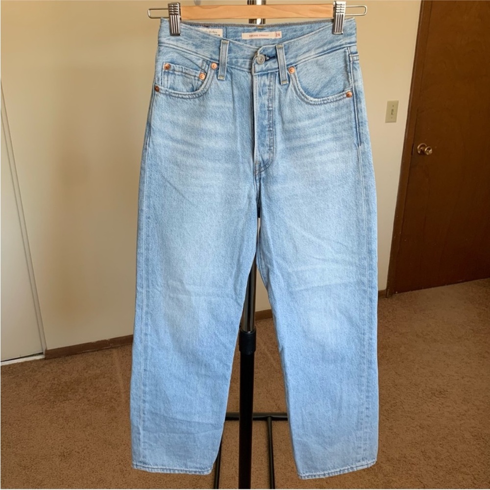 Levi’s Premium Ribcage Straight Jeans in Middle Road